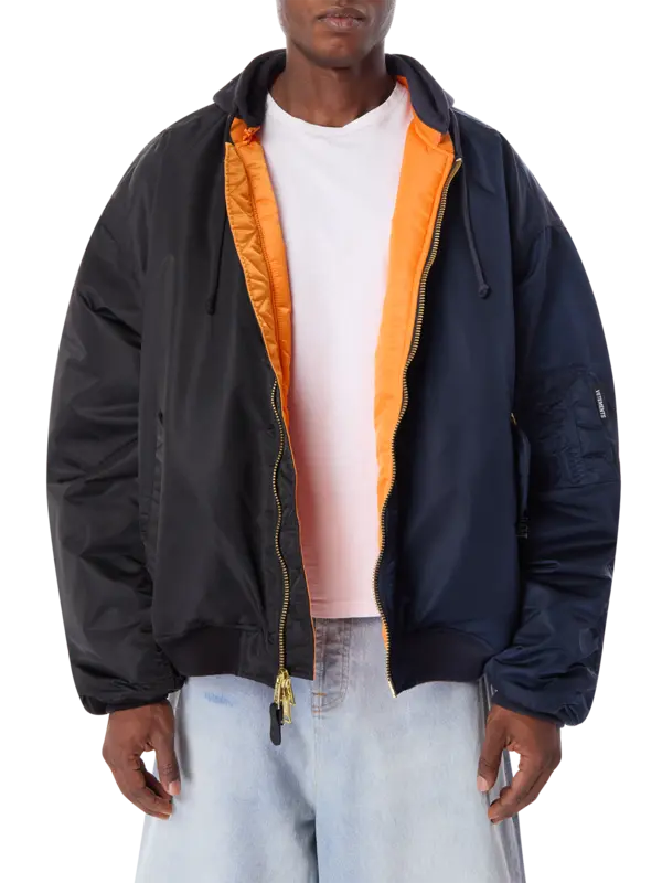 جاكيت بومبر بغطاء رأس وبتصميم مقسم