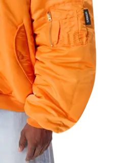 جاكيت بومبر بغطاء رأس وبتصميم مقسم