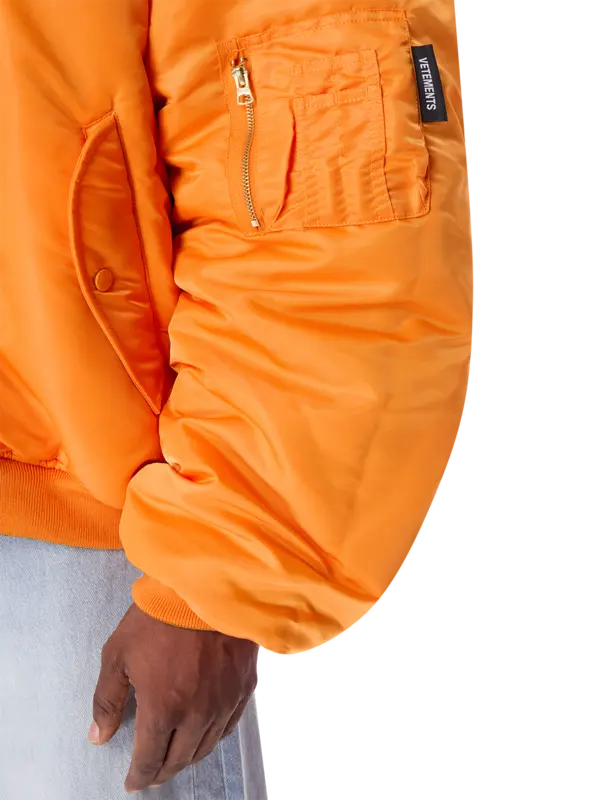 جاكيت بومبر بغطاء رأس وبتصميم مقسم