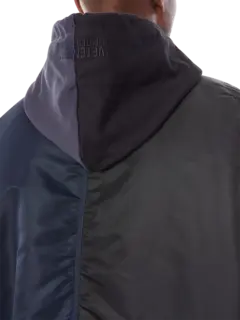 جاكيت بومبر بغطاء رأس وبتصميم مقسم