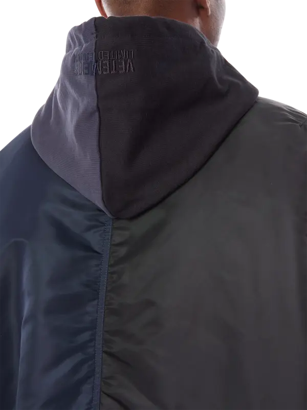 جاكيت بومبر بغطاء رأس وبتصميم مقسم