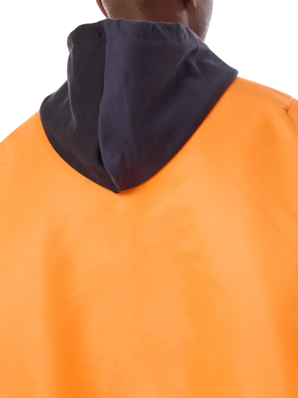 جاكيت بومبر بغطاء رأس وبتصميم مقسم