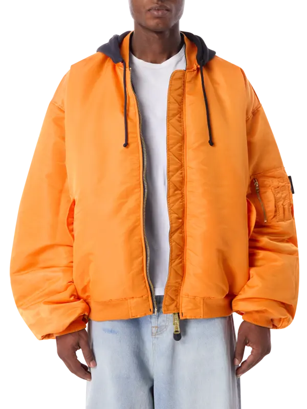 جاكيت بومبر بغطاء رأس وبتصميم مقسم