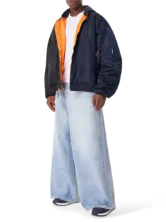 جاكيت بومبر بغطاء رأس وبتصميم مقسم