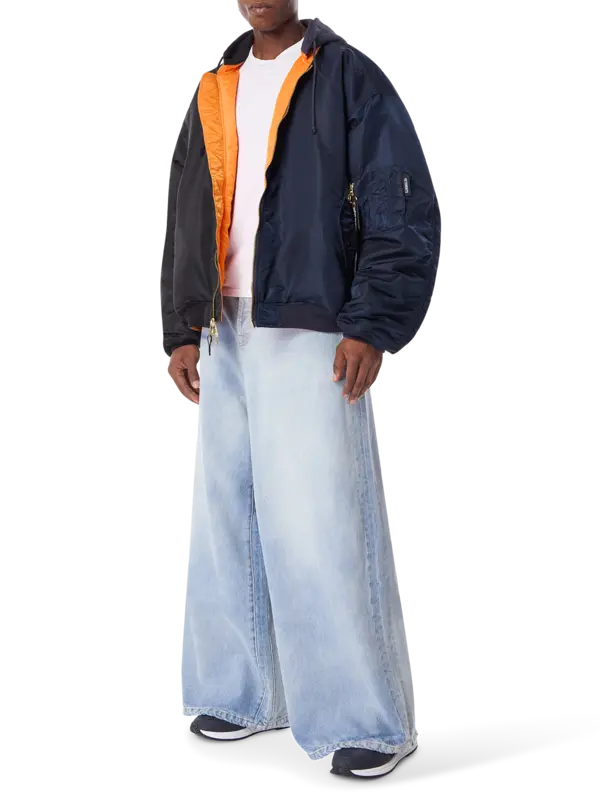 جاكيت بومبر بغطاء رأس وبتصميم مقسم