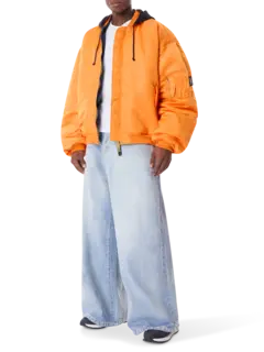 جاكيت بومبر بغطاء رأس وبتصميم مقسم