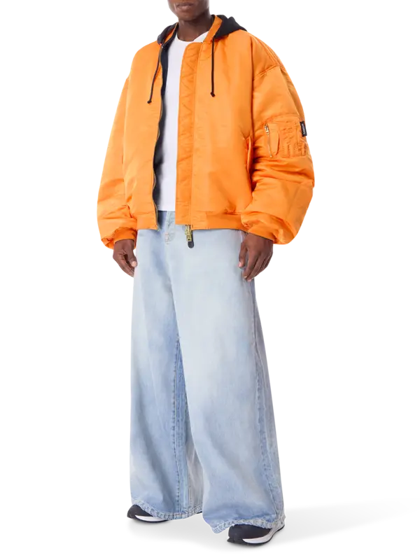 جاكيت بومبر بغطاء رأس وبتصميم مقسم