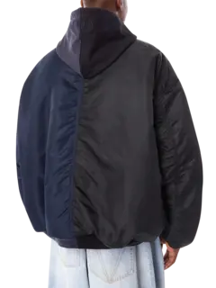 جاكيت بومبر بغطاء رأس وبتصميم مقسم