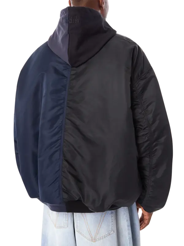 جاكيت بومبر بغطاء رأس وبتصميم مقسم