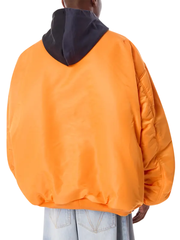 جاكيت بومبر بغطاء رأس وبتصميم مقسم