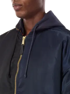 جاكيت بومبر بغطاء رأس وبتصميم مقسم