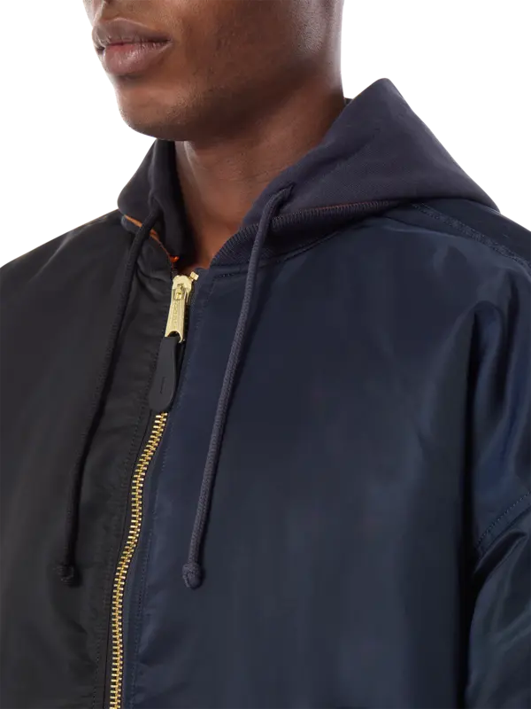 جاكيت بومبر بغطاء رأس وبتصميم مقسم