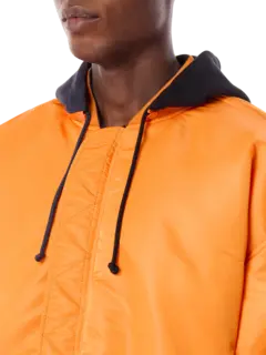 جاكيت بومبر بغطاء رأس وبتصميم مقسم