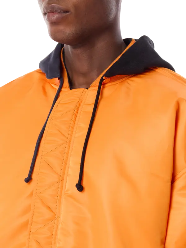 جاكيت بومبر بغطاء رأس وبتصميم مقسم