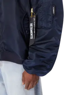 جاكيت بومبر بغطاء رأس وبتصميم مقسم