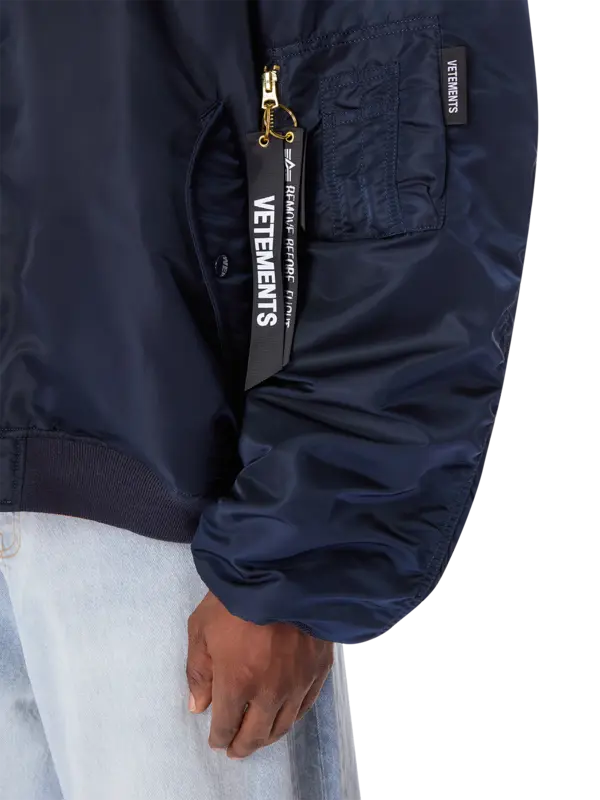 جاكيت بومبر بغطاء رأس وبتصميم مقسم