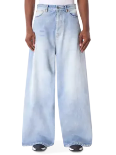 بنطال جينز بتصميم كبير الحجم