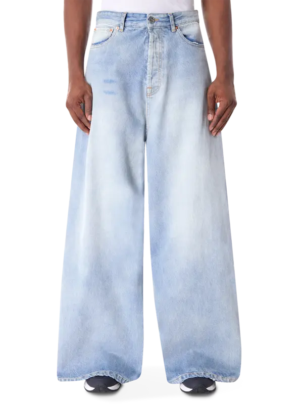 بنطال جينز بتصميم كبير الحجم