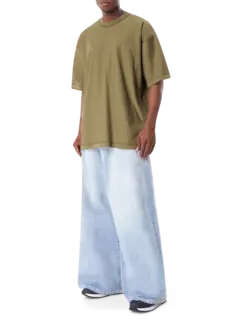 بنطال جينز بتصميم كبير الحجم