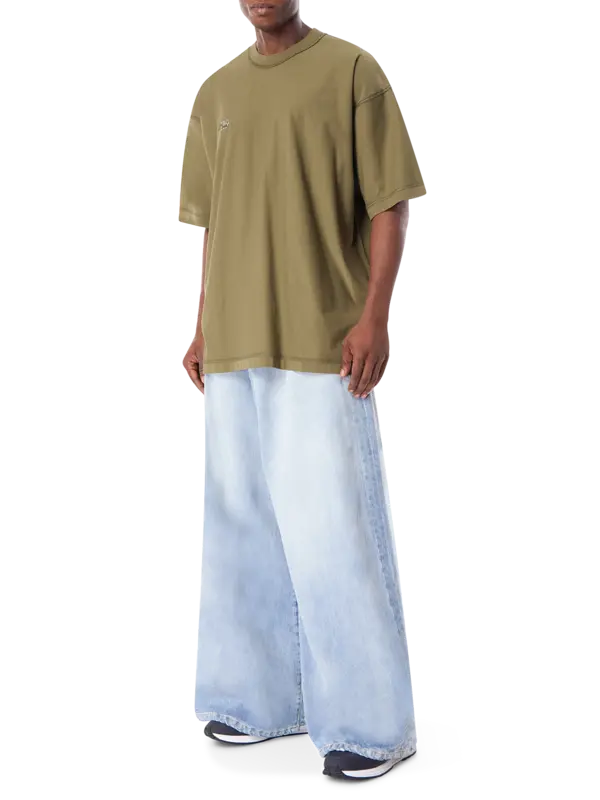 بنطال جينز بتصميم كبير الحجم