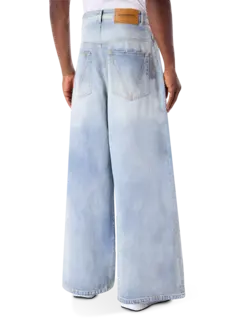 بنطال جينز بتصميم كبير الحجم