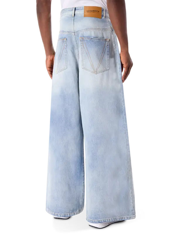 بنطال جينز بتصميم كبير الحجم