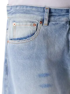 بنطال جينز بتصميم كبير الحجم