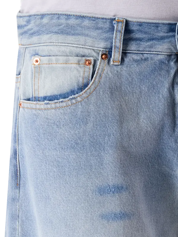 بنطال جينز بتصميم كبير الحجم