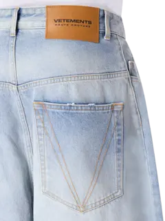 بنطال جينز بتصميم كبير الحجم