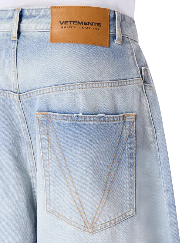 بنطال جينز بتصميم كبير الحجم