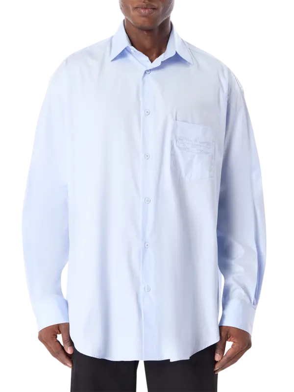 قميص كلاسيكي بشعار مطرز