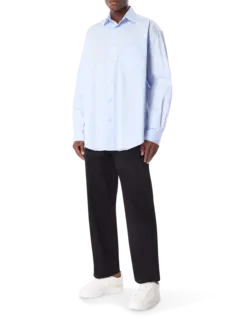 قميص كلاسيكي بشعار مطرز