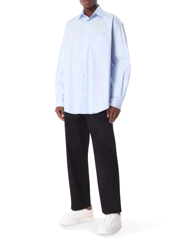 قميص كلاسيكي بشعار مطرز