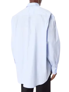 قميص كلاسيكي بشعار مطرز