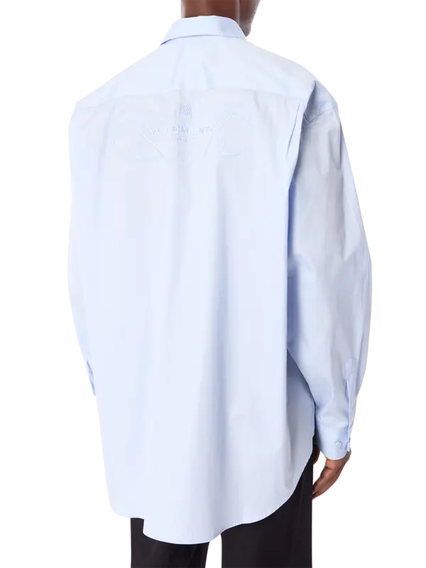 قميص كلاسيكي بشعار مطرز