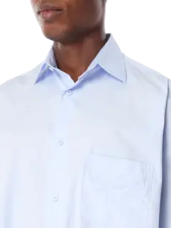 قميص كلاسيكي بشعار مطرز