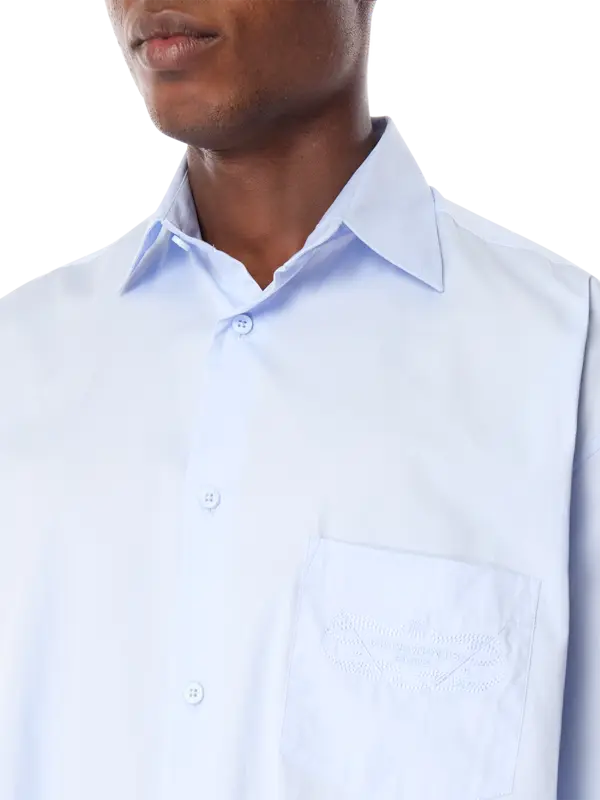 قميص كلاسيكي بشعار مطرز