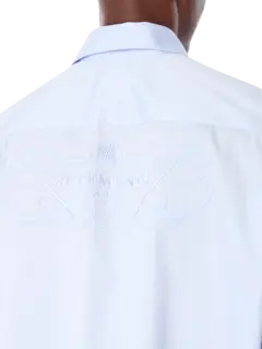 قميص كلاسيكي بشعار مطرز