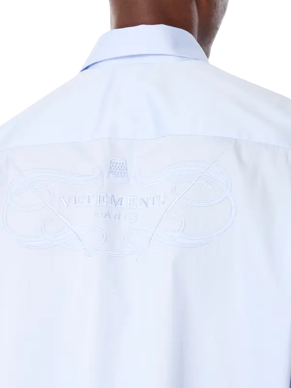 قميص كلاسيكي بشعار مطرز