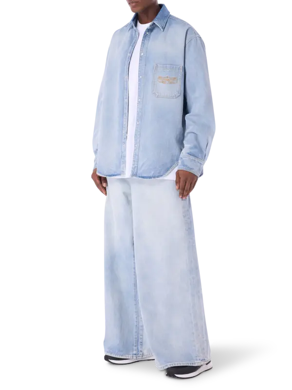 قميص جينز مطرز بشعار