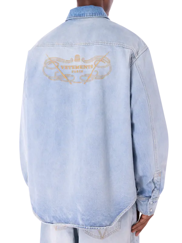 قميص جينز مطرز بشعار