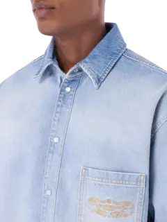 قميص جينز مطرز بشعار