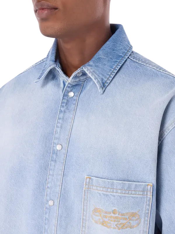 قميص جينز مطرز بشعار