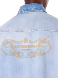 قميص جينز مطرز بشعار