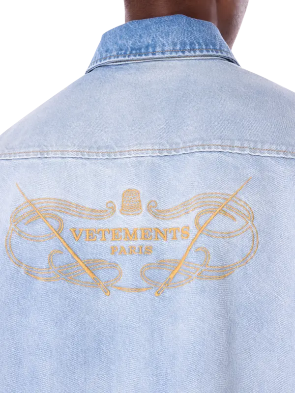 قميص جينز مطرز بشعار