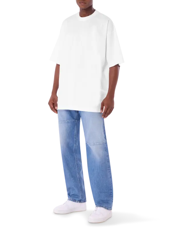 تيشرت مطرز بشعار متناغم