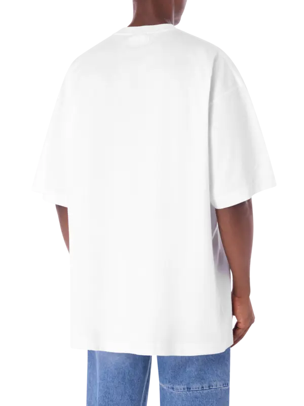 تيشرت مطرز بشعار متناغم