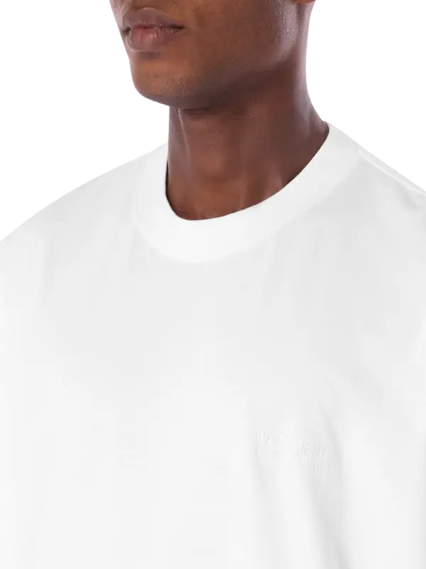 تيشرت مطرز بشعار متناغم