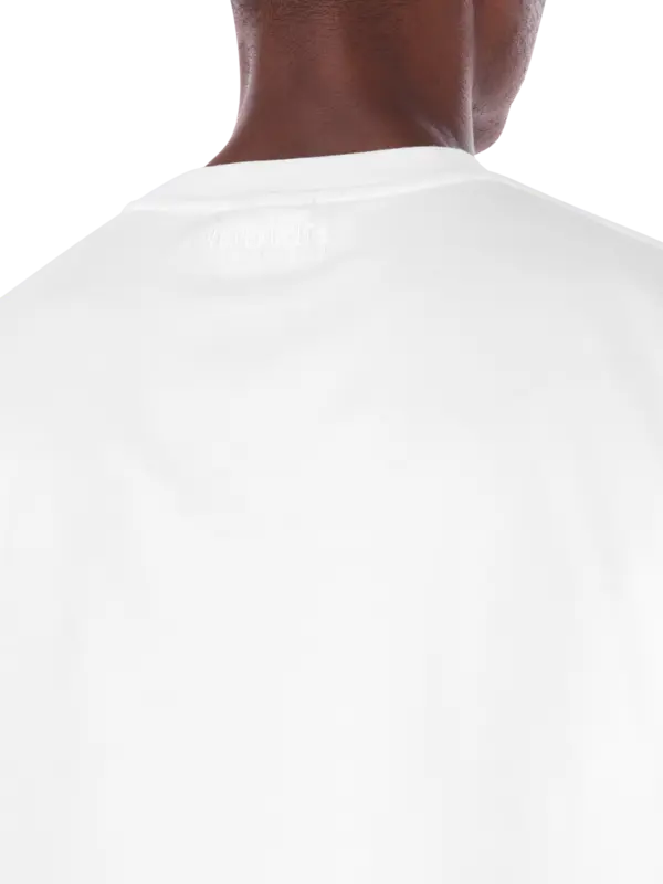 تيشرت مطرز بشعار متناغم