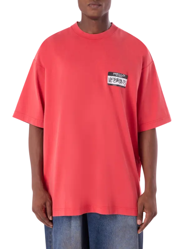 تيشرت مزين بعبارة "Hello My Name Is Vetments"